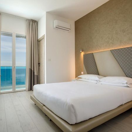 Hotel Tirreno Latina Esterno foto