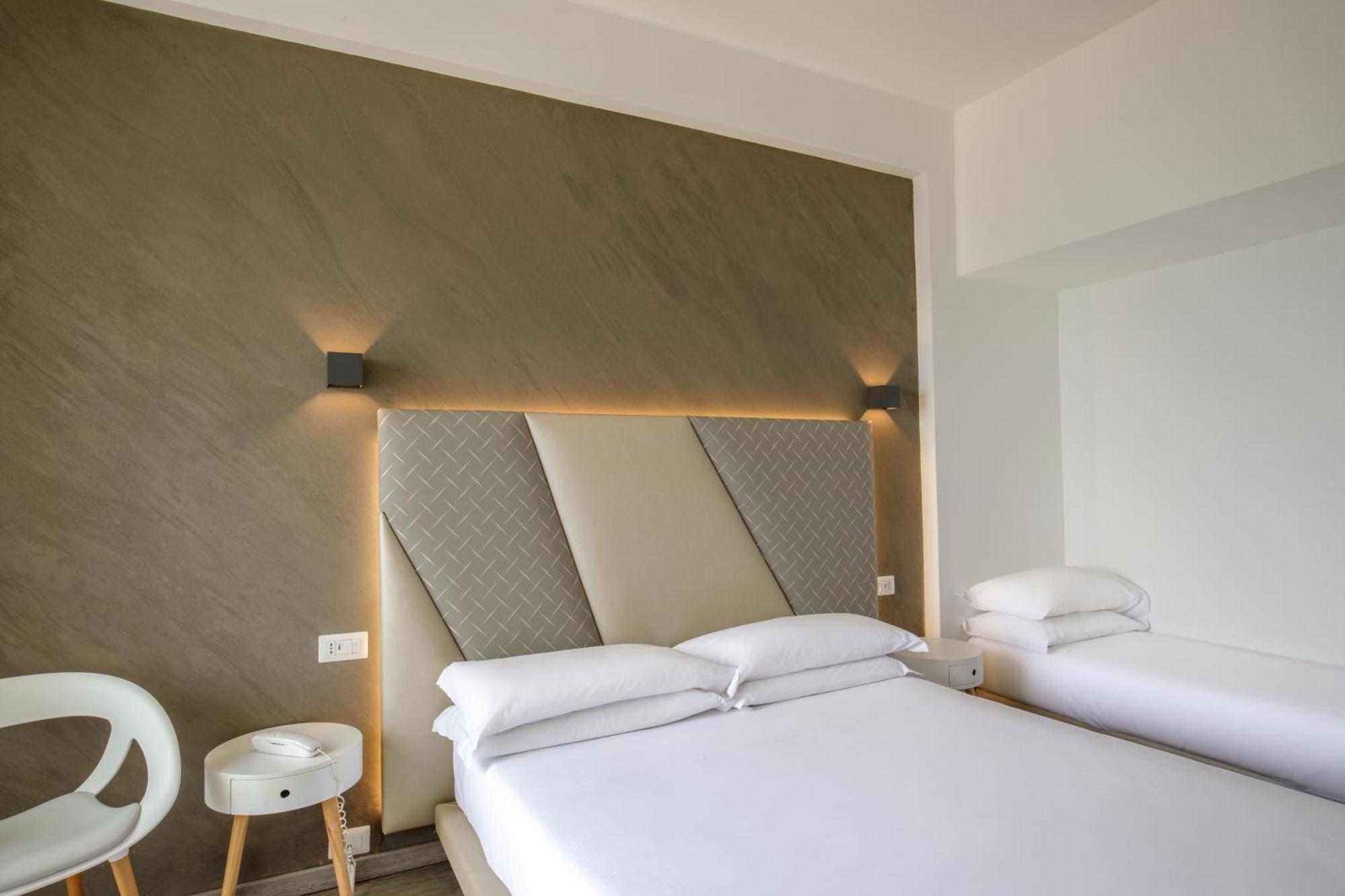Hotel Tirreno Latina Esterno foto