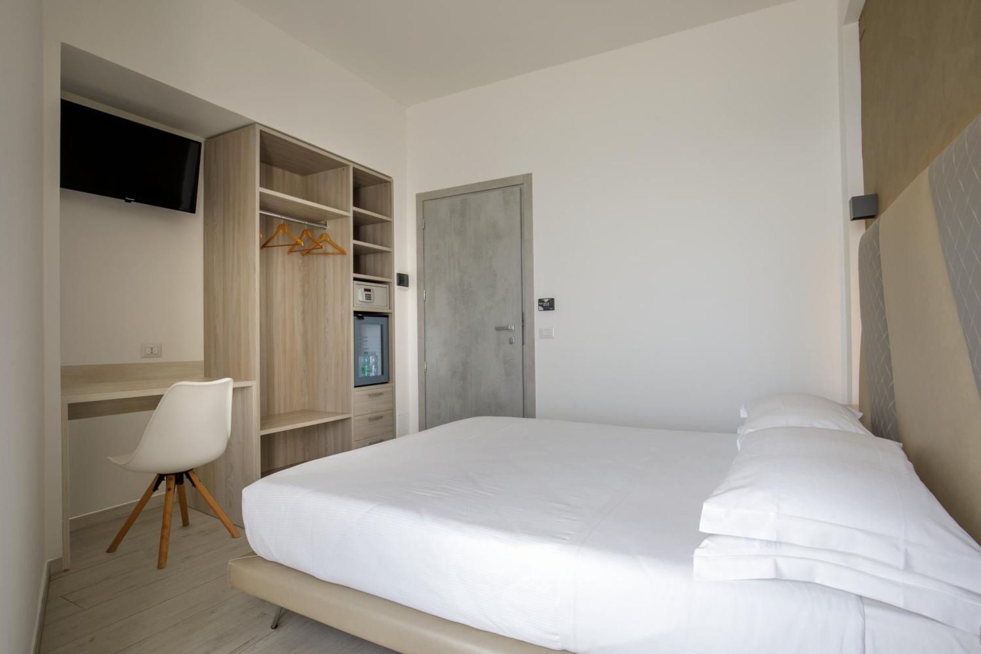Hotel Tirreno Latina Esterno foto