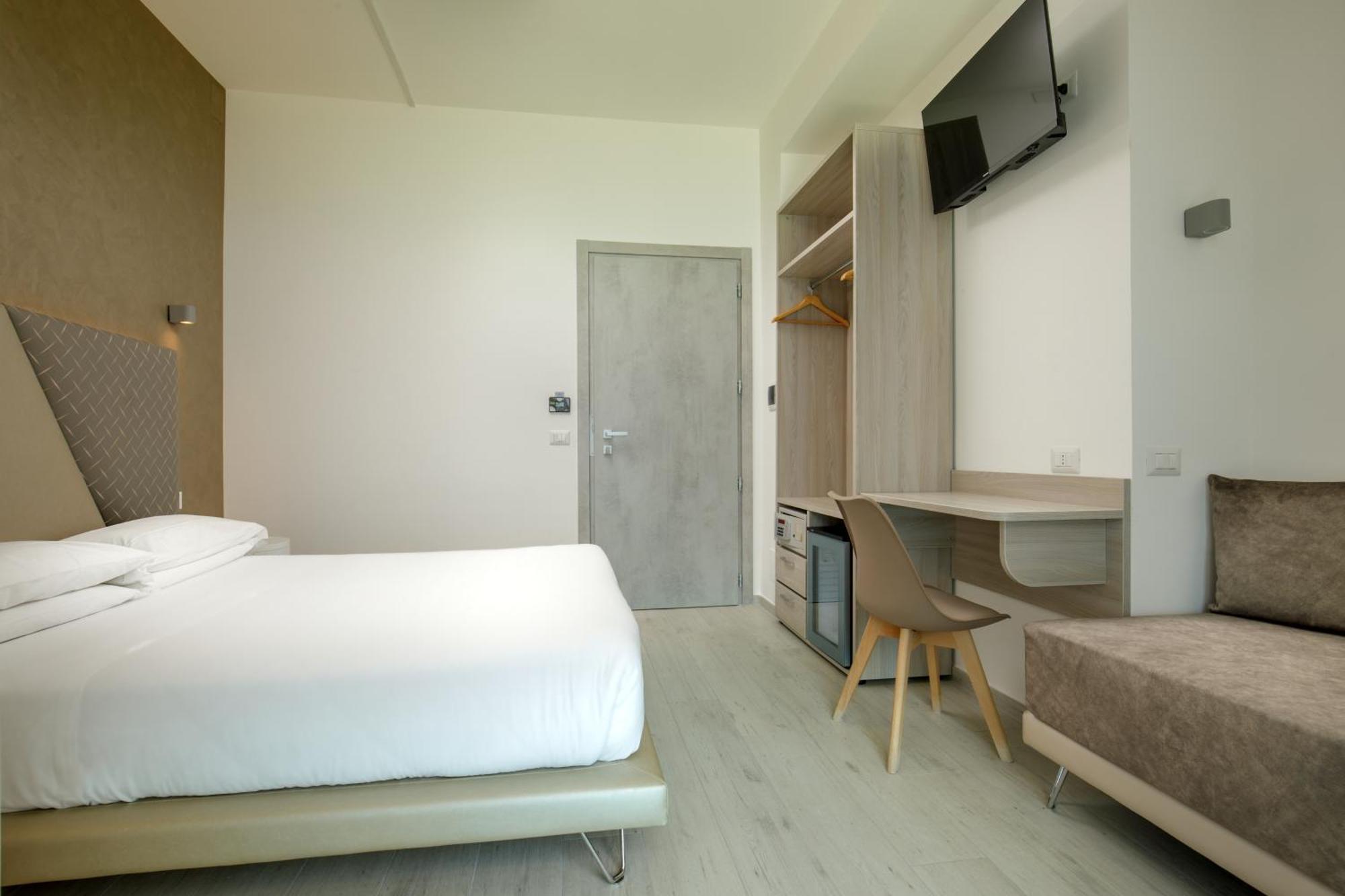 Hotel Tirreno Latina Esterno foto