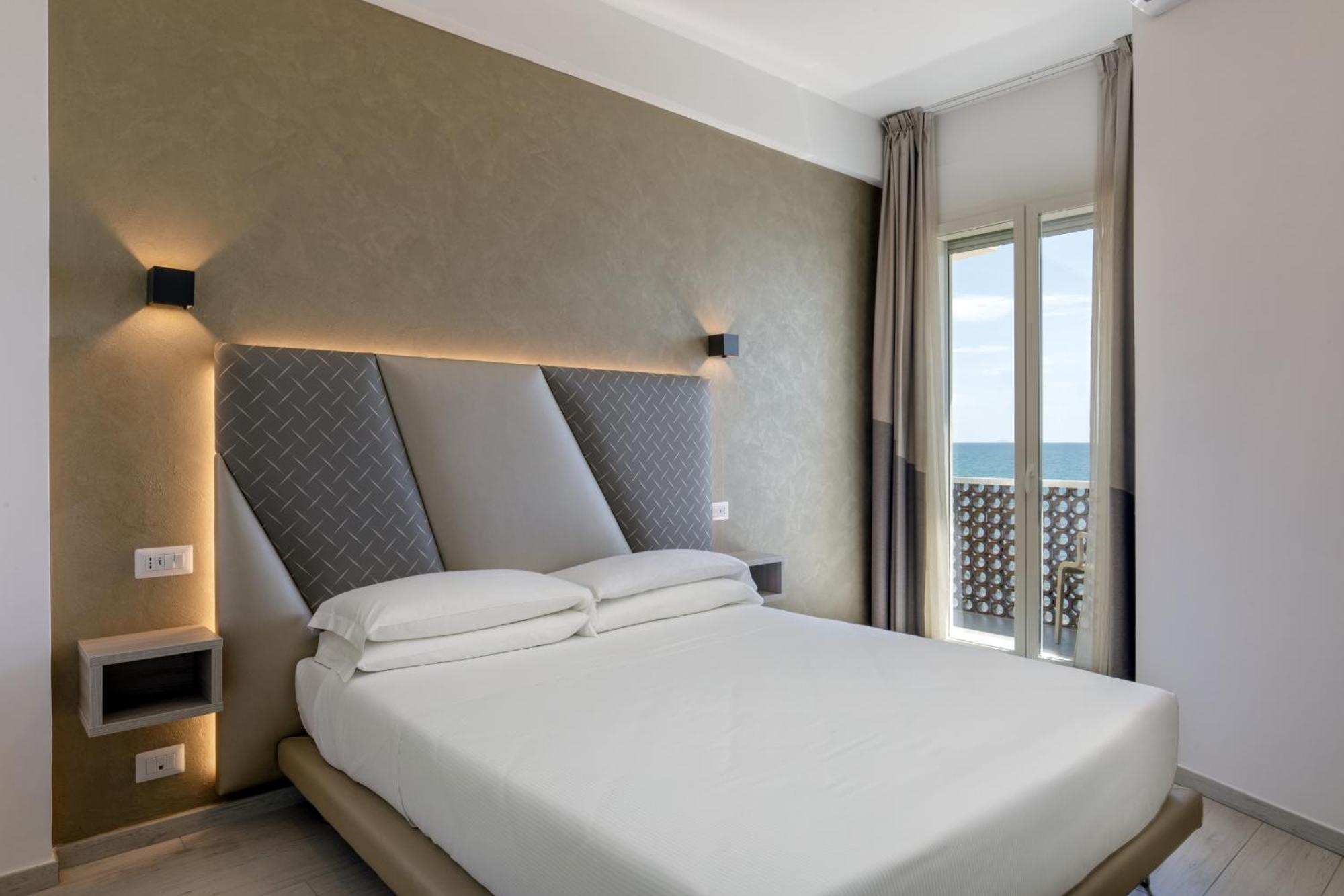 Hotel Tirreno Latina Esterno foto