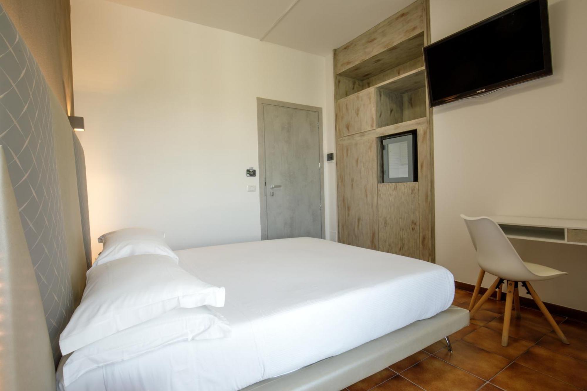 Hotel Tirreno Latina Esterno foto