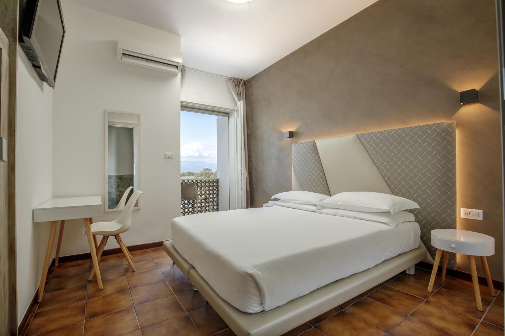 Hotel Tirreno Latina Esterno foto