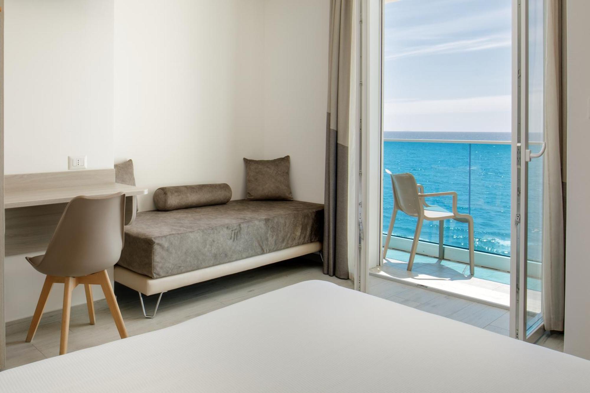Hotel Tirreno Latina Esterno foto