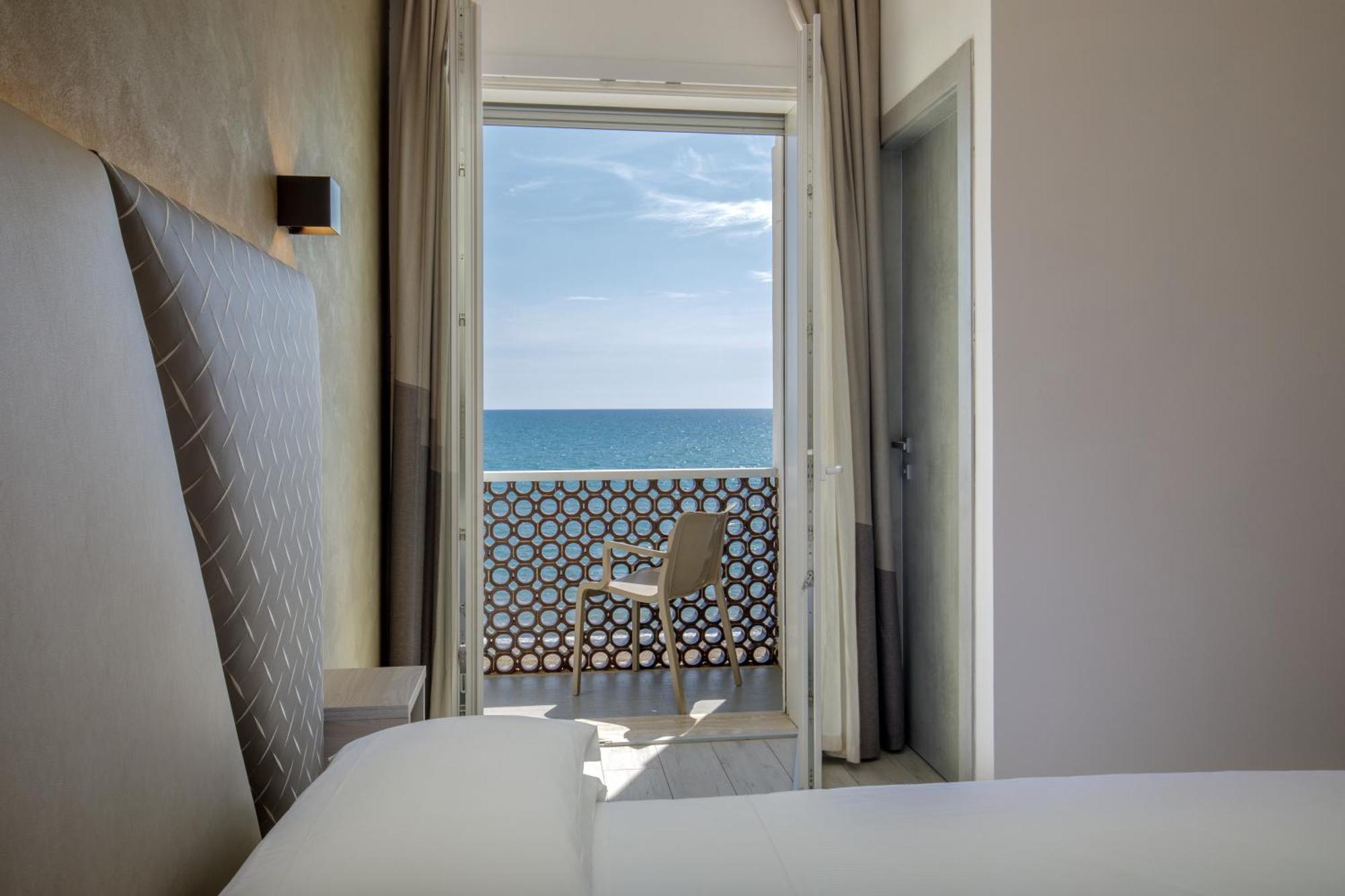 Hotel Tirreno Latina Esterno foto