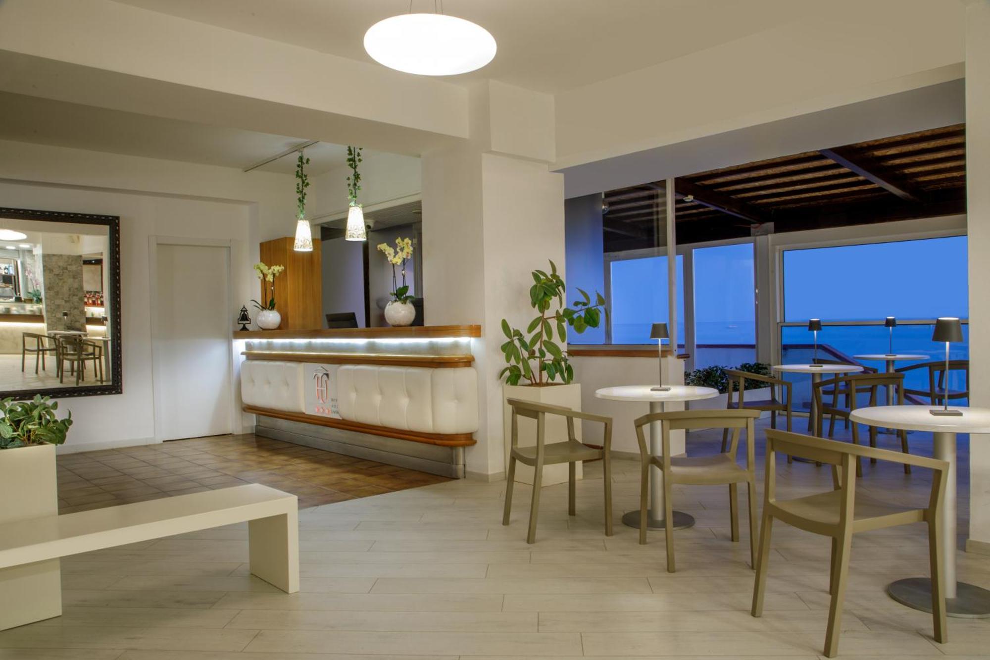 Hotel Tirreno Latina Esterno foto