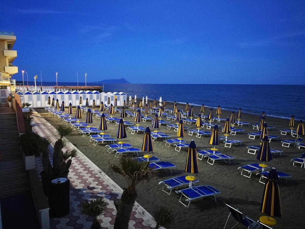 Hotel Tirreno Latina Esterno foto